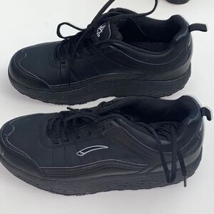 LA GEAR ROCK N TONE SHOES SIZE 9.5
(Unisex )